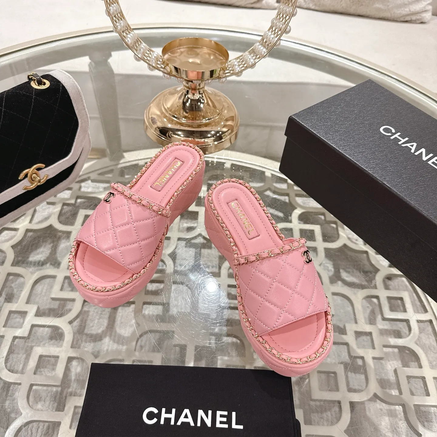 👟👟Ex-factory price 600👟👟 𝐂𝐇𝐀𝐍𝐄𝐋 | Xiaoxiang 25𝐬𝐬 🦋2025 Spring and Summer New Products Counter Classic Xiaoxiang Double C Diamond Chain Slippers Series New〰 🍬 The absolute best in the BS fashion circle. Matching will perform meticulously Minimalist, classic elements that will never fade away 💋 Show unique dressing style, too beautiful to say anything. A must-have for summer... Upper: Original high-customized lambskin Lining: Imported mixed sheepskin lining Outsole: Original molded non-slip outsole Shoe size: 35-39 (34.40.41.42 customization is not returnable)